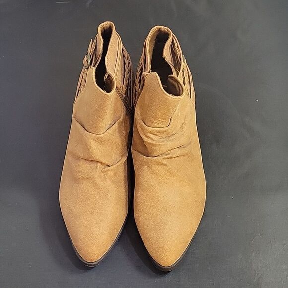 BRAND NEW COMFORT POINTED TOE ANKLE ACCENT AND RUCHED DETAILING ZIP CLOSURE BOOT - Picture 3 of 12